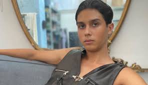 Carlos Corona è maggiorenne e festeggia con mamma e papà