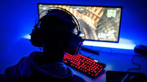 Es conveniente que los padres muestren interés, charlando con ellos y jugando también. Joven Muere Frente A La Computadora Por Jugar Videojuegos Sin Descanso