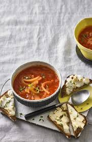 Rote Zwiebelsuppe Mit Kase Croutons Rezept Rezepte Eintopf Rezepte Zwiebelsuppe