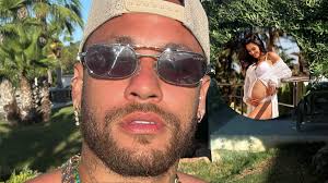 Neymar é clicado com mulheres em Ibiza e web reage: 'E a namorada grávida  em casa'