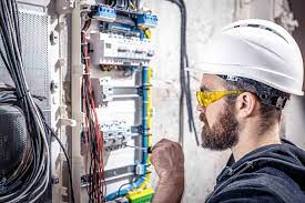 Hvac Technician Vs Electrician (Differences Explained) | Uei College