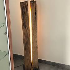 Stehlampe Aus Rustikalem Holz Mit Ambienter Led Beleuchtung Eine