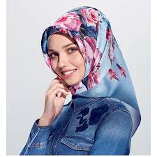 Armine Ipek Esarp Modellerinin 2017 Ilk Bahar Yaz Sezonunda Cikardigi Yeni Esarplar Tesettur Giyimin Belki De En Onemli Markalarindan Bir Tane Kadin Esarp Moda