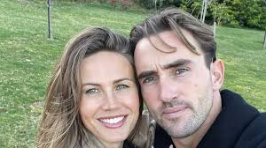 Actress' blistering break-up statement after her boyfriend was papped at  the beach with topless Dina Broadhurst