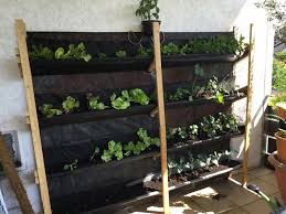 Platzsparend ein vertikalbeet ist die platzsparende alternative zum hochbeet und auch für kleine. Preiswert Vertikal Gartnern Diy Preiswertes Vertikalbeet Bio Balkon