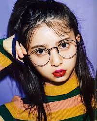 71日 モデル飛鳥ちゃんやっぱりかわいいしかっこいい 丸メガネが本当に似合うしかわいい それに赤リップやっぱり似合うから好きです おでこ出してお団子にしている髪 japan fashion street girls with glasses nichijou