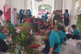 Bunga, daun, dan buah digunakan sebagai penghias gereja katedral. Rangkaian Bunga Persatuan Di Istana Negara Republika Online