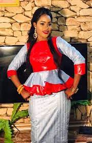 Pour plus de modèles de couture, n'hésitez pas à parcourir le site. Bazin Deux Tons Model Bazin Femme 2019 26 Idees De Bazin Deux Ton Mode Africaine Mode Africaine Bazin Robe Africaine 2020 Choose Soucko Bazin For All Your Clothes Needs In Bazin