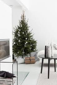 Le Sapin Element Clef D Une Deco De Noel Chaleureuse Familiale En 2020 Salons De Noel Arbres De Noel Modernes Deco Noel