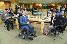 Latar belakang sejarah pondok pesantren di indonesia berkaitan erat dengan sejarah perjuangan kemerdekaan republik indonesia. Kpm Seramai 11 Anggota Majlis Penasihat Pendidikan Kebangsaan Mppk Menerima Watikah Pelantikan Masing Masing Pada Satu Majlis Yang Berlangsung Di Kementerian Pendidikan Malaysia Kpm Putrajaya Pada 2 Oktober 2018 Di Kompleks E Putrajaya