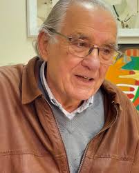 Na manhã desta segunda-feira (26), a diretora da Faculdade de Arquitetura,  Eliane Constantinou, recebeu a visita do arquiteto e ex-professor da FA,  Alberto Brizolara. O principal objetivo da visita foi a doação