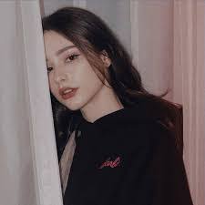 Elissa Davis's Instagram, Twitter & Facebook