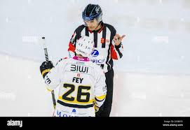 Headschiedsrichter Daniel Piechaczek im Gespräch mit Ajoie Verteidiger #26  Kevin Fey. (Kloten, Schweiz, 20.12.2022 Stock Photo