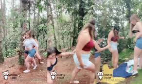 Vanessa Bohorquez cogiendo recibiendo leche