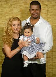 Le premier ministre de la roumanie. Tony Poptamas Luana Ibacka Fosta Sotie A Lui Cabral Facebook