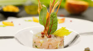 Grattuggiate la scorza di mezzo limone e mezza arancia e tenetale da parte. Ricetta Della Tartare Di Pesce Spada All Arancia Con Avocado