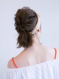 ターバンヘアアレンジ くるりんぱで簡単 ミディアムヘア向きの髪型 ターバン ヘアアレンジ ヘアアレンジ ミディアムヘア