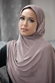 Salah satunya adalah dengan mempersiapkan penampilan terbaik para. Berikut Model Hijab Hits Versi Ibu Ibu Dan Anak Muda Saat Ini Malangtimes