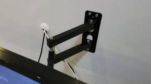 Dependendo do local e da forma escolhidos para a instalação pode haver um espaçamento entre a tv e a parede e as conexões podem ficar visíveis. Suporte Articulado Para Tv Curva Youtube
