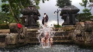 Candi umbul merupakan situs purbakala berupa pemandian air panas, yang dipercaya bahwa pemandian ini tempat sang putri raja. Pemandian Air Panas Candi Umbul Magelang Harga Tiket Dan Lokasi