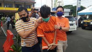 Syekh ali jaber melanjutkan, dirinya tidak mengetahui apakah pelaku beraksi seorang diri atau ada orang lain yang mungkin melarikan diri setelah penusukan. Rumah Penusuk Syekh Ali Jaber Digeledah Ini Yang Ditemukan Polisi