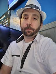 My girlfriend and I are looking for people in Fulton to play magic the  gathering with.we mostly play commander.but have causel 60 card decks as  well