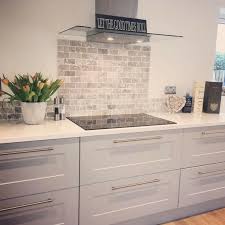 Eine Kuchenruckwand Ist Ein Guter Weg Um Den Fokus Auf Kuche Diy In 2020 Trendy Kitchen Tile Living Room Kitchen Kitchen Remodel