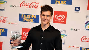 Das spiel auf der gitarre bringt er sich selbst bei, nach eigenen angaben findet er erst relativ spät zur musik. Medien Sanger Wincent Weiss Gibt Seine Preise Der Familie