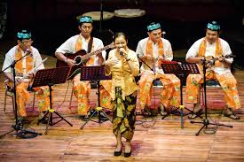 Jika dimainkan oleh orang yang ahli, maka biola merupakan alat musik yang sangat cepat dan dapat memainkan rentetan nada yang cepat dan sukar. 15 Jenis Musik Atau Genre Musik Lengkap Beserta Penjelasannya