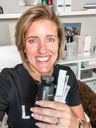 Medium or short hair? I have a hair appt next week and I cannot decide. I  was thinking I could get it long r rough for a pony tail but it's getting