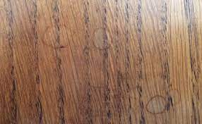 Parquet noirci par l humidité. Enlever Des Taches D Eau Sur Du Bois Nos Trucs Et Astuces