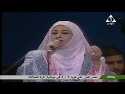نجاح سلام من عاشقات أم كلثوم وهنا تتغنى بالقلب يعشق كل جميل من الحان الموسيقار الكبير السنباطي لاحظوا عازف القانون في Youtube Videos Youtube Pandora Screenshot