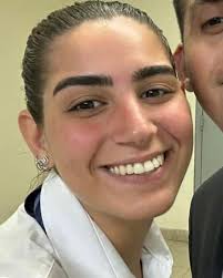 אני רוצה להקדיש כמה מילים לקארין ז׳ורנו זכרונה לברכה, שנרצחה במסיבה ברעים  בתמונה אפשר לראות את הפנים המאירות של קארין ושליש מהפנים שלי עשינו סלפי  באחת המשמרות שלנו ביחד באל על וביקשתי