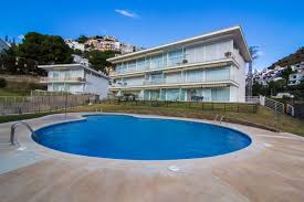 El apartamento dispone de zona de cocina totalmente equipada y terraza. Almadraba 2201 Apartamento Turistico En Roses Costa Brava Costa Girona