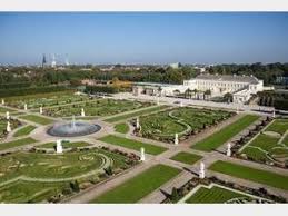 Eine Luftaufnahme Des Grossen Gartens Mit Schloss Herrenhausen Franzosischer Garten Grosser Garten Garten