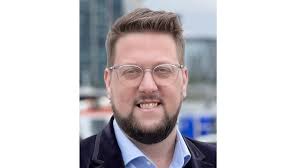 Chris Ledson's Instagram, Twitter & Facebook