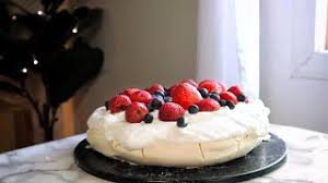 22 resep pavlova ala rumahan yang mudah dan enak dari komunitas memasak terbesar dunia! Resepi Pavlova Confirm Jadi Pavlova Mudah Sukatan Cawan Basickeli Youtube