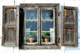 Alte Fenster Mit Fensterladen Und Blumen Auf Der Weissen Wand Des Landwirtschaftlichen Hauses Lizenzfreie Fotos Bilder Und Stock Fotografie Image 60775437