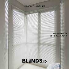 Lebar tirai jendela dibuat melebihi ukuran jendela, sedangkan panjang disesuaikan dengan konsep desain di ruangan yang diinginkan. Tirai Kantor Archives Blinds Indonesia