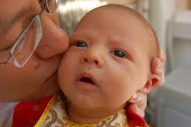 Adapun tata cara dan urutan dalam selamatan kelahiran bayi dapat anda simak berikut ini potong rambut upacara cukuran dilaksanakan pada saat bayi berumur 40 hari. Wow Dari Dilempar Hingga Diasapi Inilah Tradisi Unik Menyambut Kelahiran Bayi Dan Anak Di Dunia Blog Unik