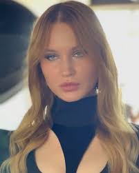 Loose Waves for @iammilenagarbo using @ghd_northamerica 1.25” Soft Curl  Iron 🔗 Used @theouai Texturizing Spray + Wave Spray 🖤 , —, Makeup:  @jasdoylemakeup , #hairbywallace #createwithmane #maneaddicts ...