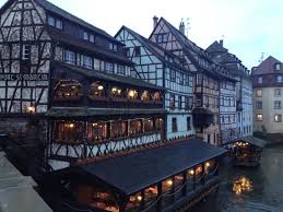Strasbourg tarihi bir şehir, almanya fransa arasında savaşlar sırasında el değiştirmiş, sonunda fransızlarda kalmış. Fransa Da Bir Alman Esintisi Strasbourg Erasmus Deneyimi Strazburg