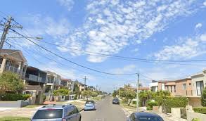 19,70 inches (50 cm) height without chain; No Trace Of Missing Sydney Woman Melissa Caddick Three Weeks On Internewscast