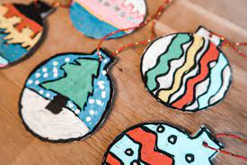 La boule de noël fait partie des objets de décoration indispensables pour noël ! Des Boules De Noel Avec Du Carton Le Carnet D Emma