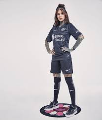 Dicen que lo vieron a marcelo tinelli buscando camisetas de san lorenzo campeón del mundial de clubes en el free shop del aeropuerto. Cande Tinelli Muestra La Nueva Camiseta De San Lorenzo Y Su Tatuaje Del Club Mira Las Fotos Guioteca