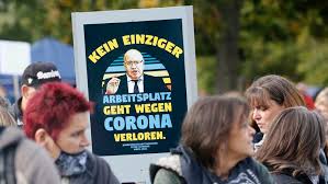 Wir sind eine friedliche bewegung, in der extremismus, gewalt, antisemitismus und menschenverachtendes gedankengut keinen platz hat. Maulkorb Und Krude Spruche Querdenker Demo In Nurnberg Nurnberg Nordbayern