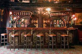 Average sizes of men and women. The Optimal Bar Top Height