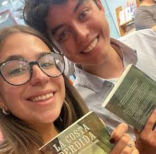 Unas pocas fotos que conseguí de lo que fue el lanzamiento de ayer. Me  faltan algunas, pero cuando ya tenga todo, podré compartir un reel. Estuvo  increíble! Gracias a quienes fueron. No