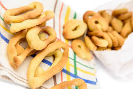Con questa ricetta potrete preparare in casa degli ottimi taralli, che non avranno nulla da invidiare a quelli comprati, e in più potrete sbizzarrirvi con tutti i gusti che vorrete; Taralli Con Esubero Di Pasta Madre Vegsidestory