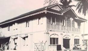 Di afrika terdapat banyak lukisan batu dan ukiran gajah, terutama di sahara dan afrika bagian selatan. Tempat Pertemuan Pembesar Melayu